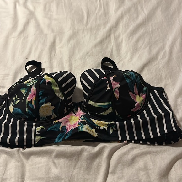 2 piece
Breezy Tropical Perfect Stripe
Top 4x
Bottom 2x - Picture 5 of 8